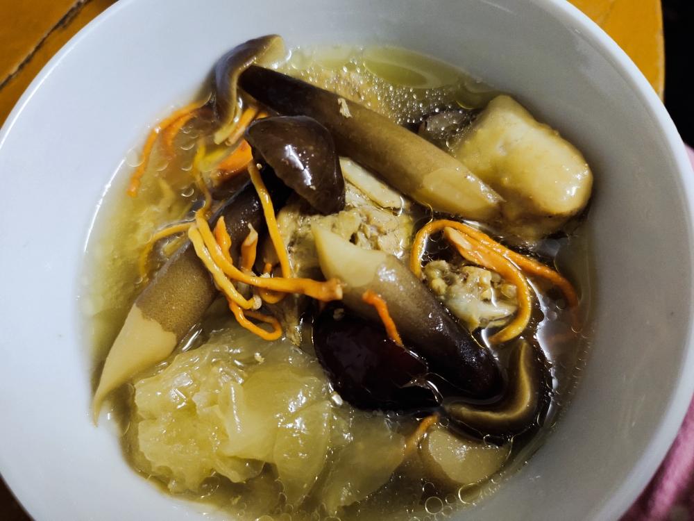 黑皮鸡枞菌银耳鸡汤