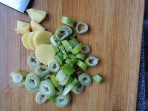 酸菜鱼～快手家庭菜（无刺鱼片+海底捞调料包）的做法 步骤2