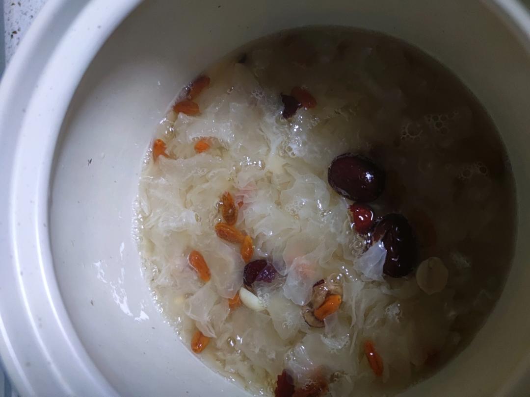 20分钟出胶的银耳莲子羹
