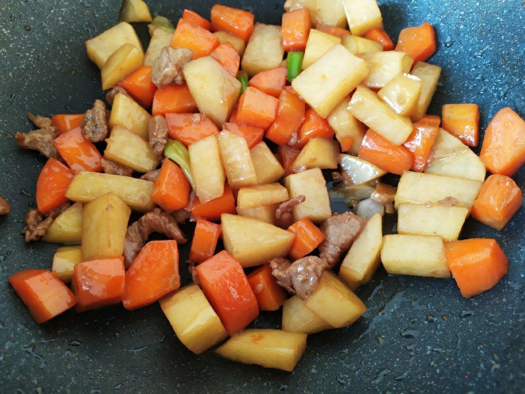 炒三丁（胡萝卜土豆炒肉丁）