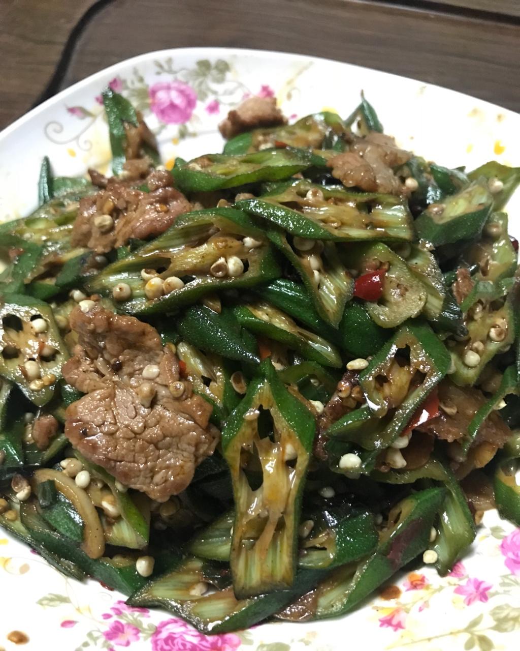 超级下饭的秋葵小炒肉