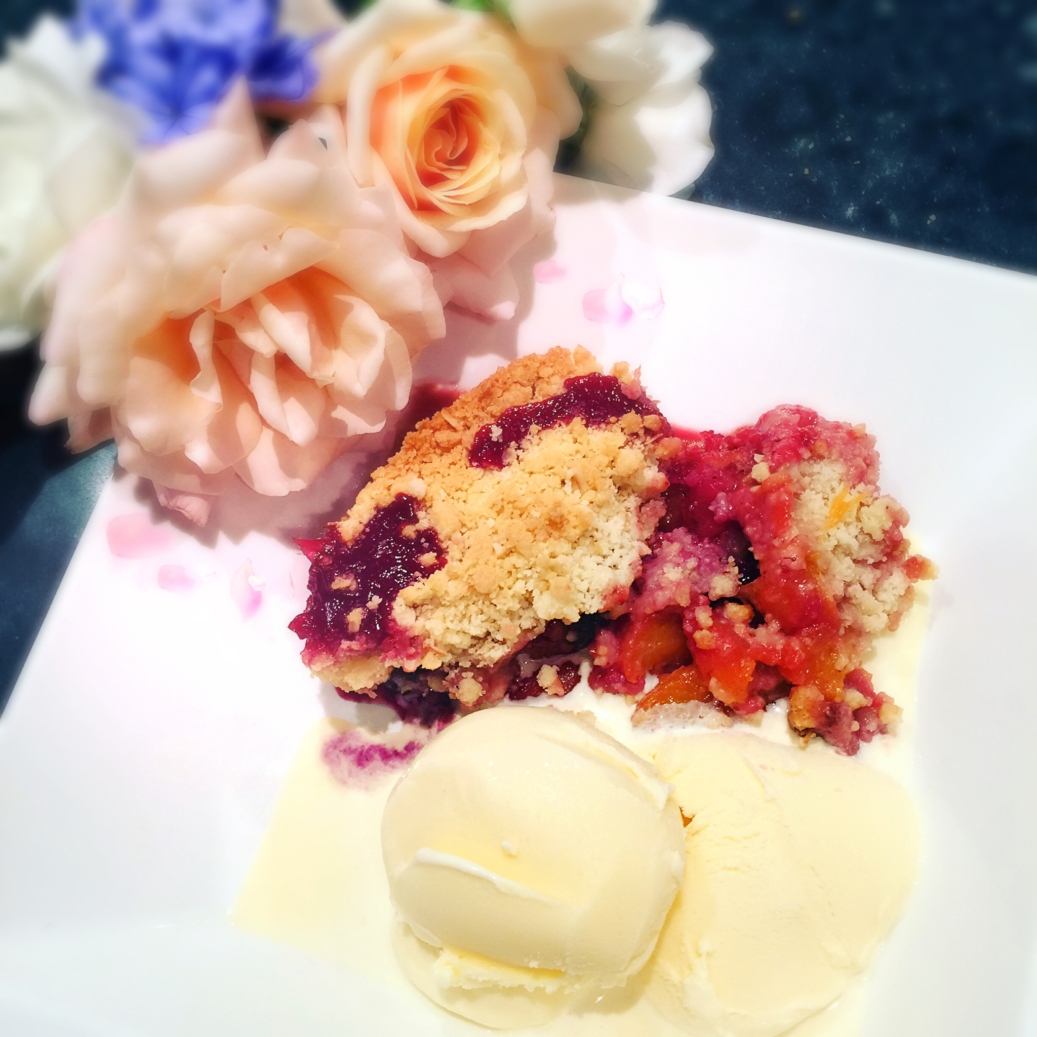 桃子、草莓、蓝莓crumble