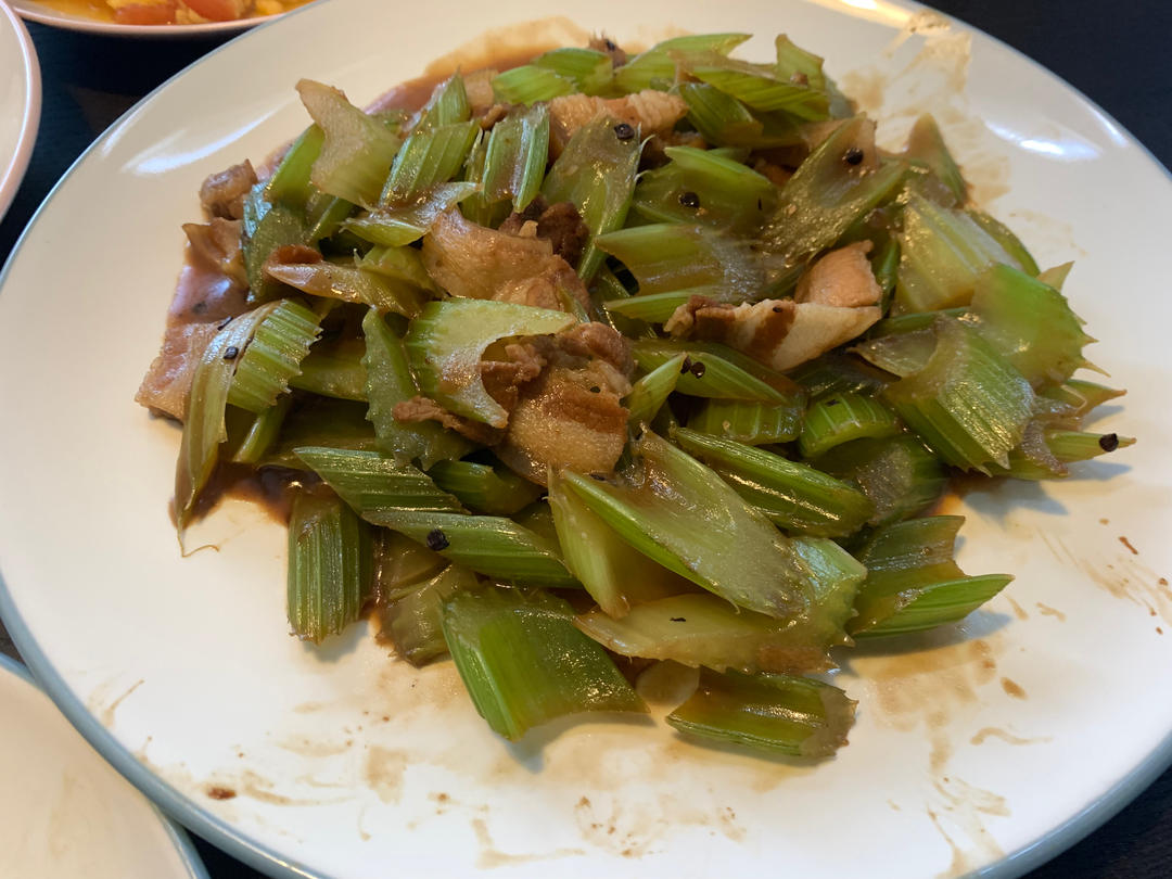 有点费米饭的芹菜炒肉