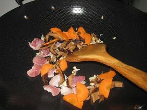 香菇肉片炒青瓜的做法 步骤5