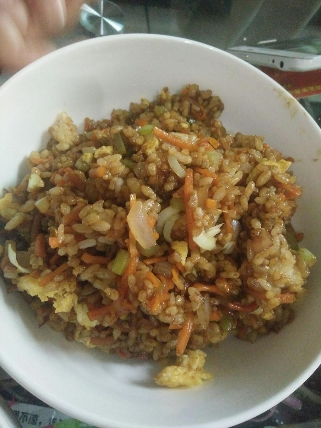 据说是 正宗酱油炒饭