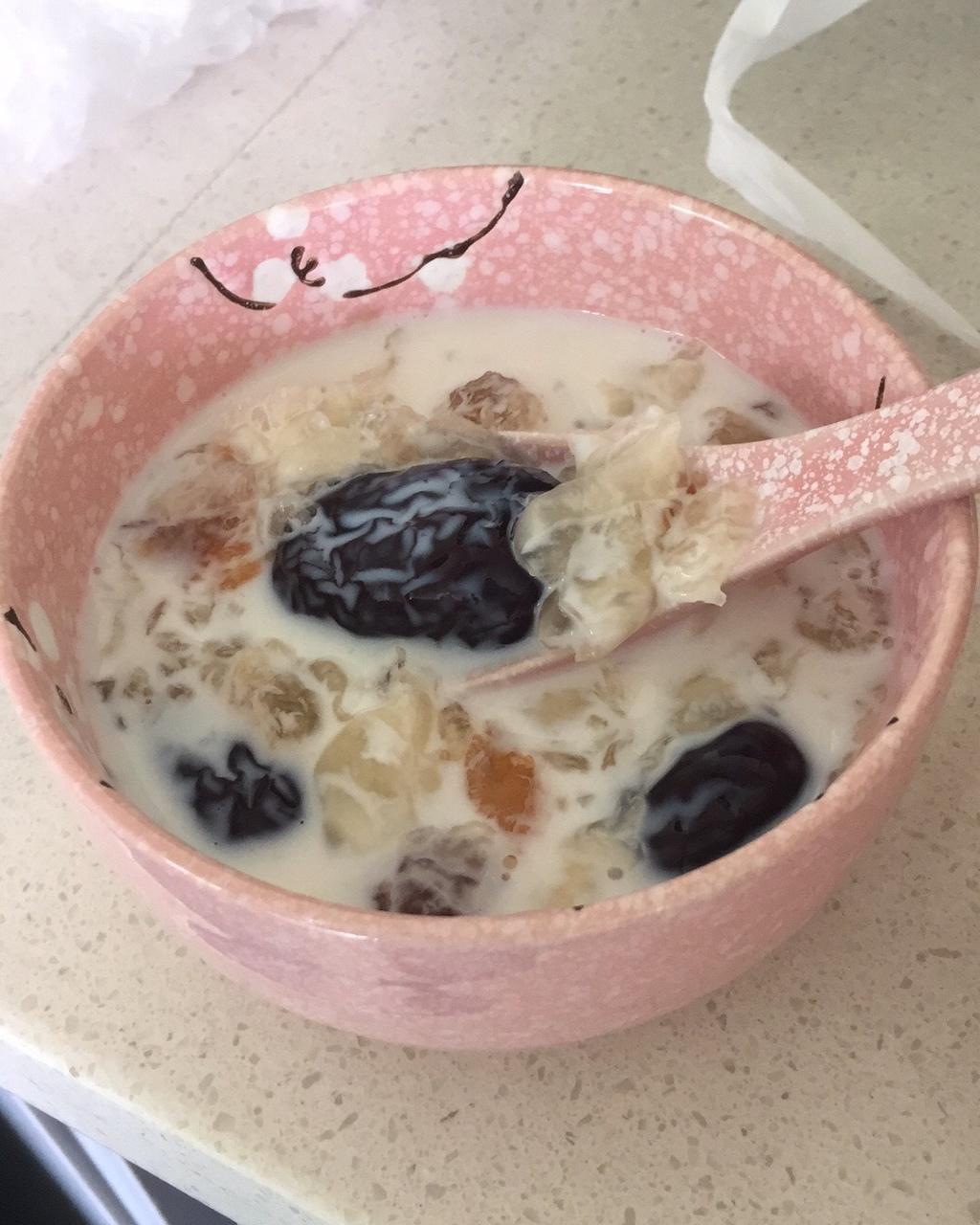 银耳雪梨桃胶炖奶