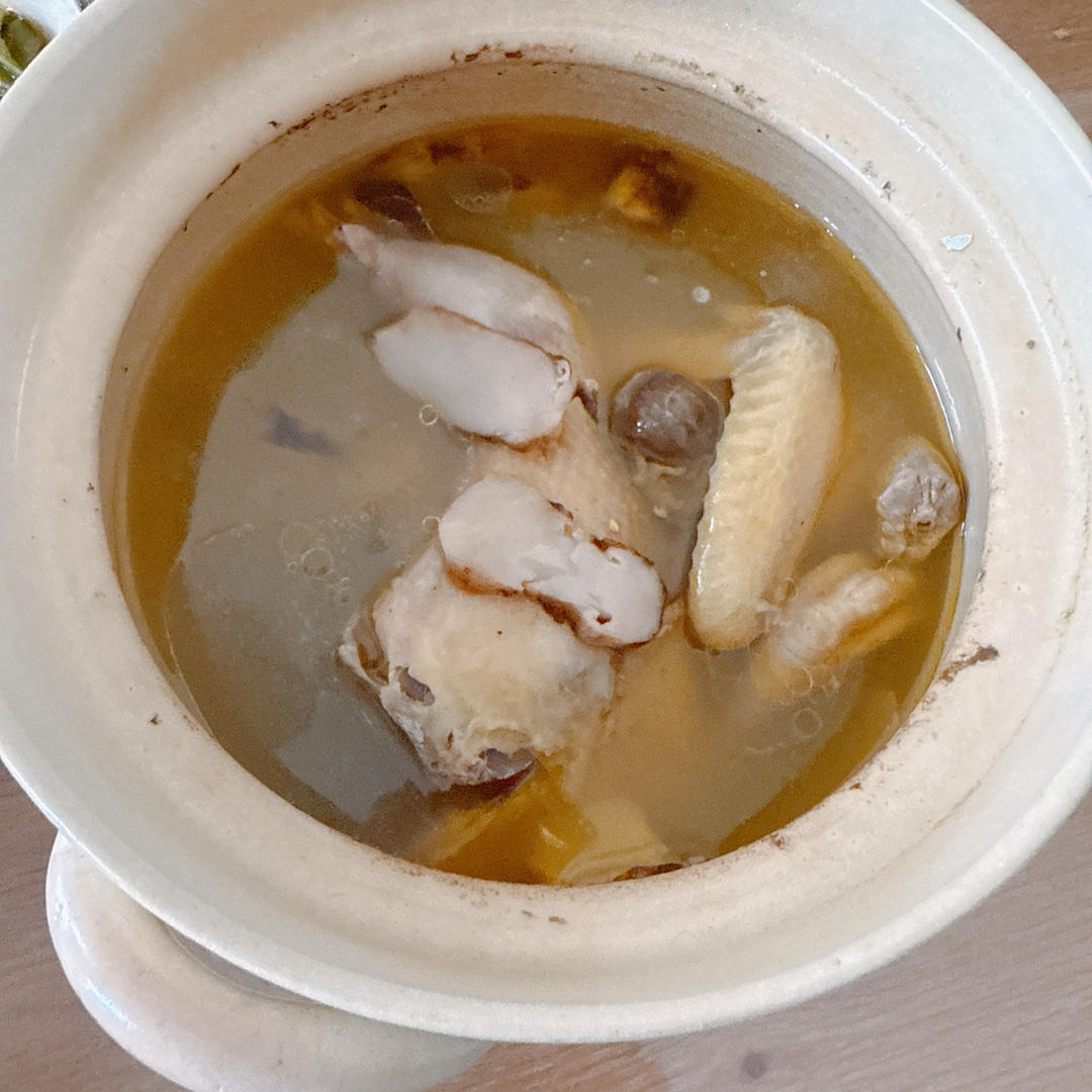 鲜松茸土鸡汤