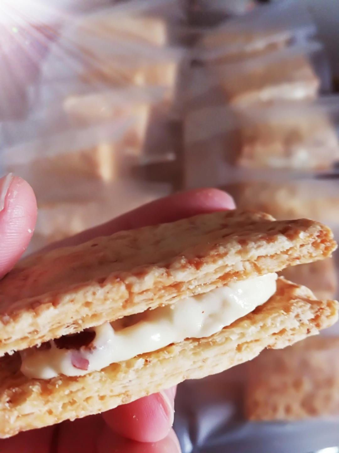 网红牛扎蛋黄方块酥