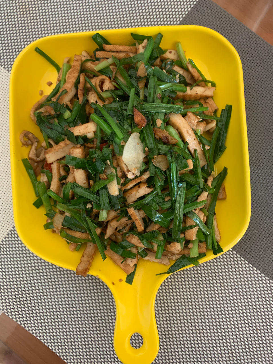 四川人的家常菜-韭菜炒豆干