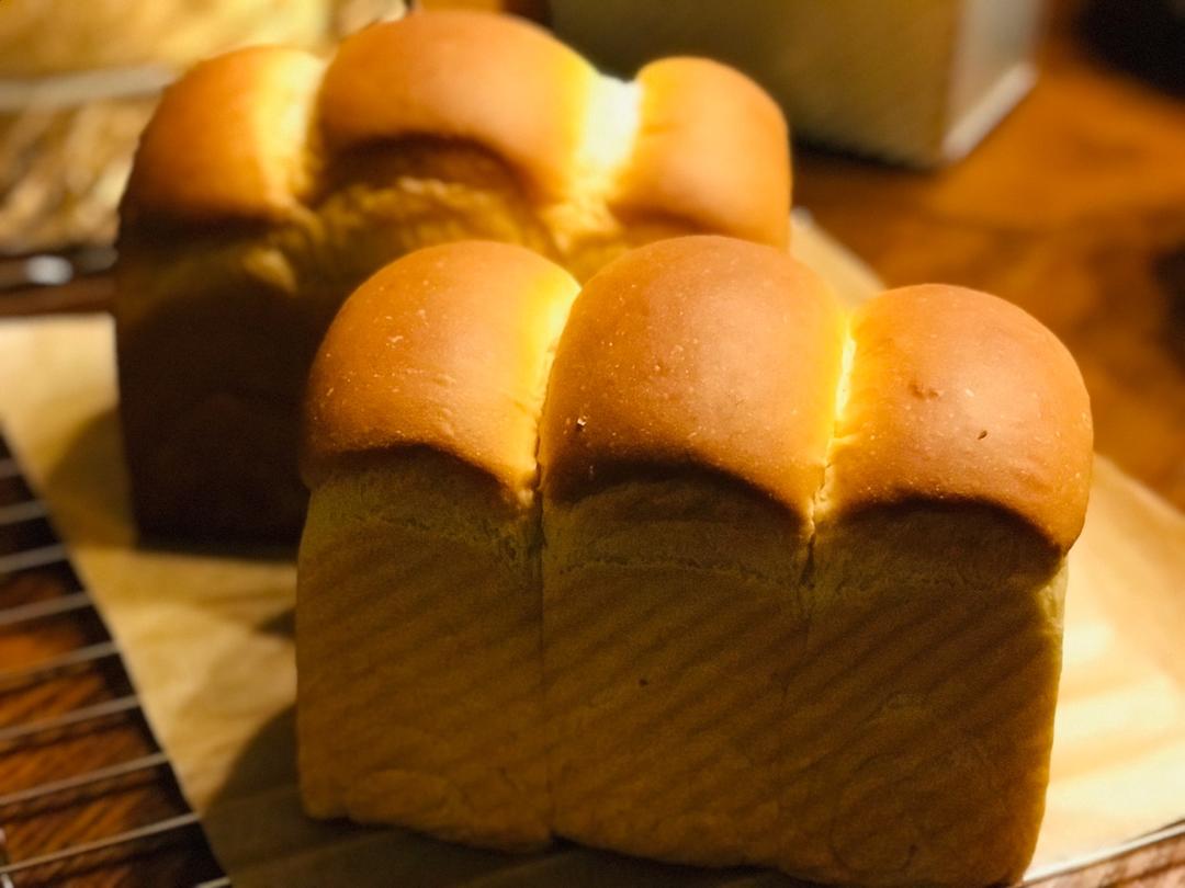 两条超级软的甜甜吐司