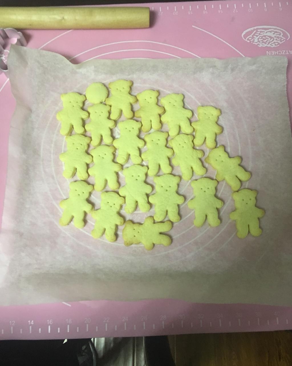 抱杏仁的小熊（造型饼干）