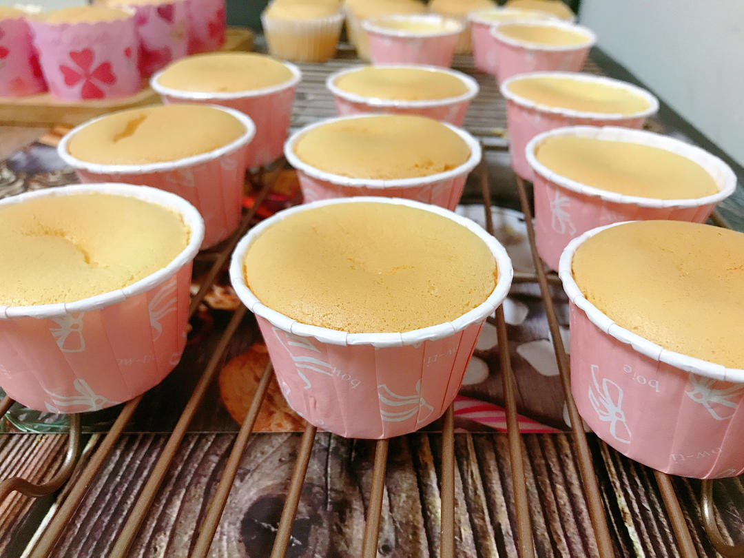 纸杯蛋糕，绝对不塌不裂，百分百成功四段式烘烤方法，不私藏无保留