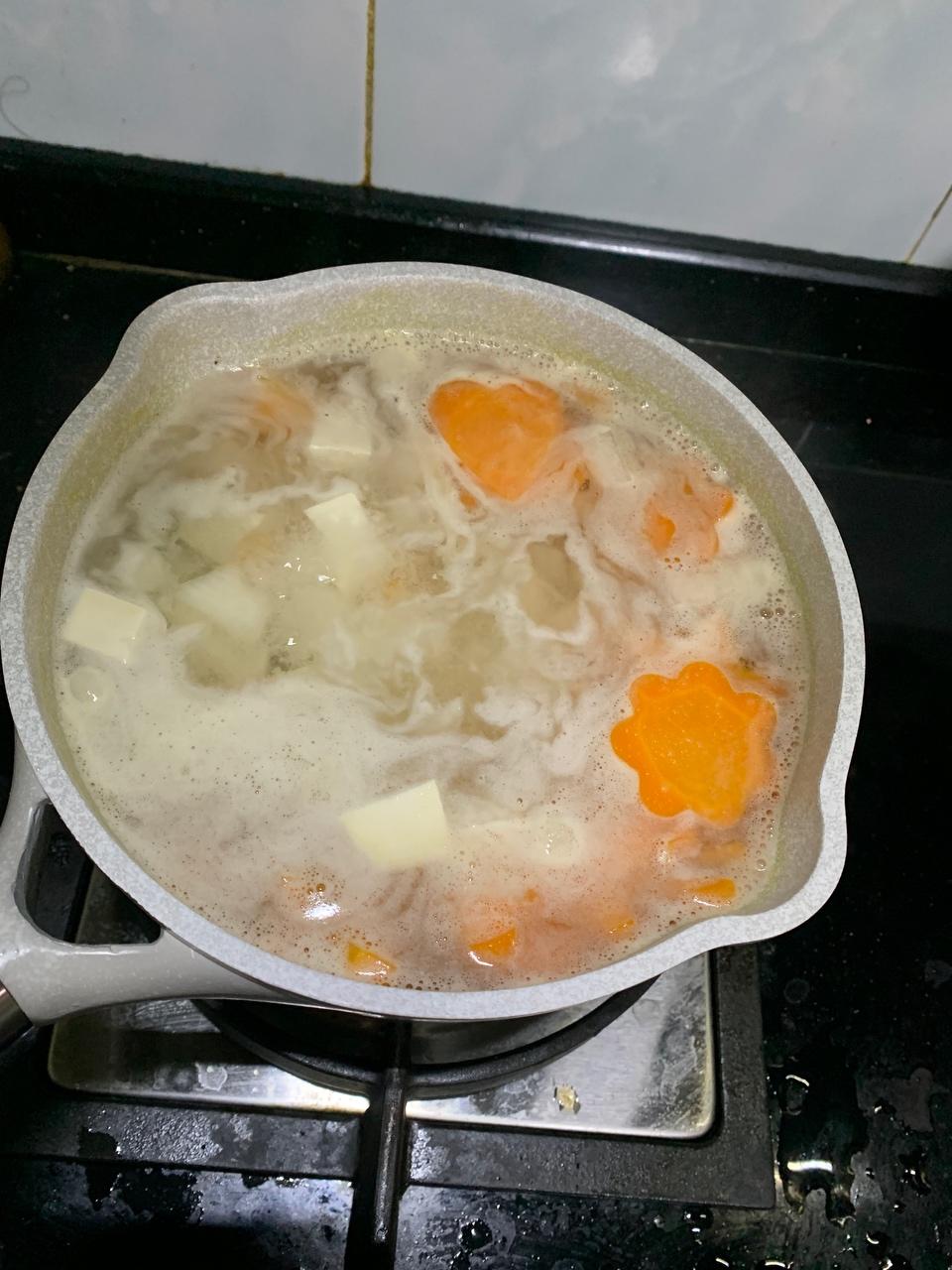 超快完成 宝宝最爱的银鱼豆腐汤，辅食必备哦的做法 步骤2