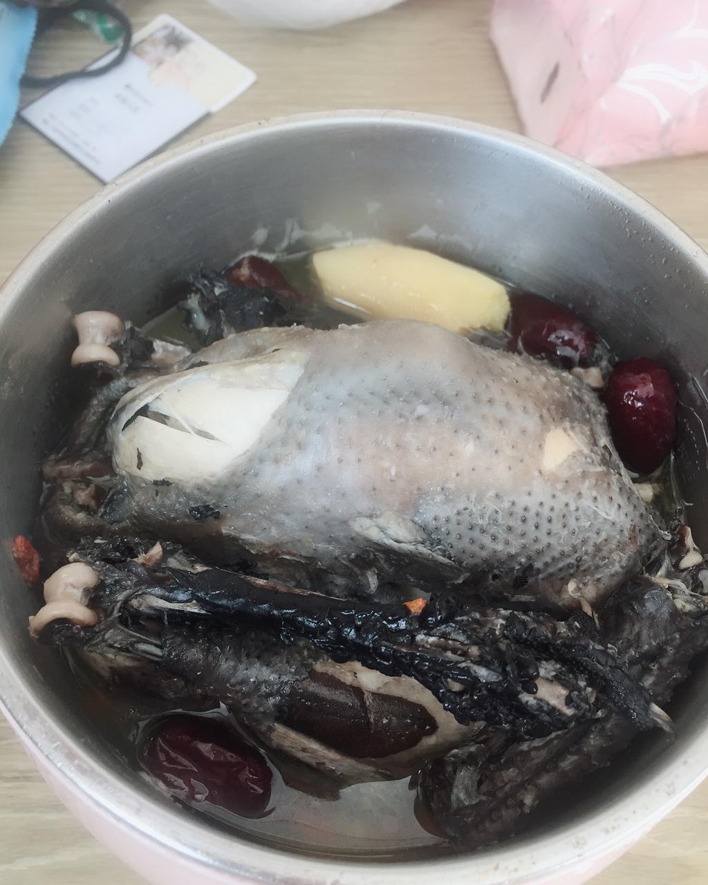 枸杞红枣乌鸡汤