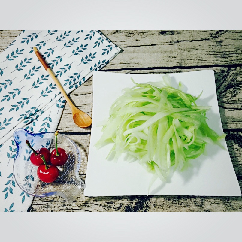 简单的高颜值~蜂蜜拌黄瓜