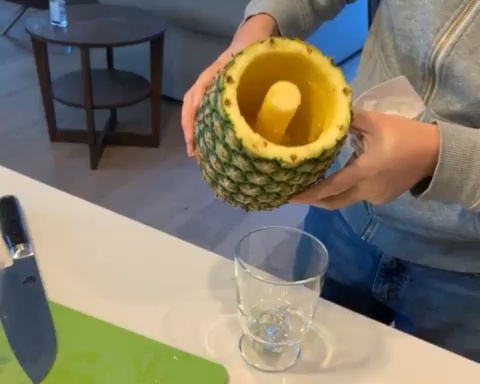 切菠萝方法之巧用神器的做法 步骤7