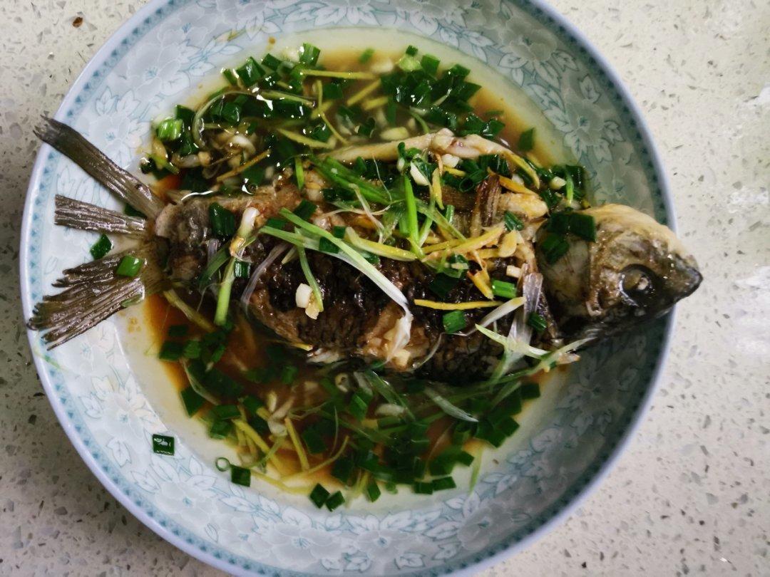 凉拌鲫鱼