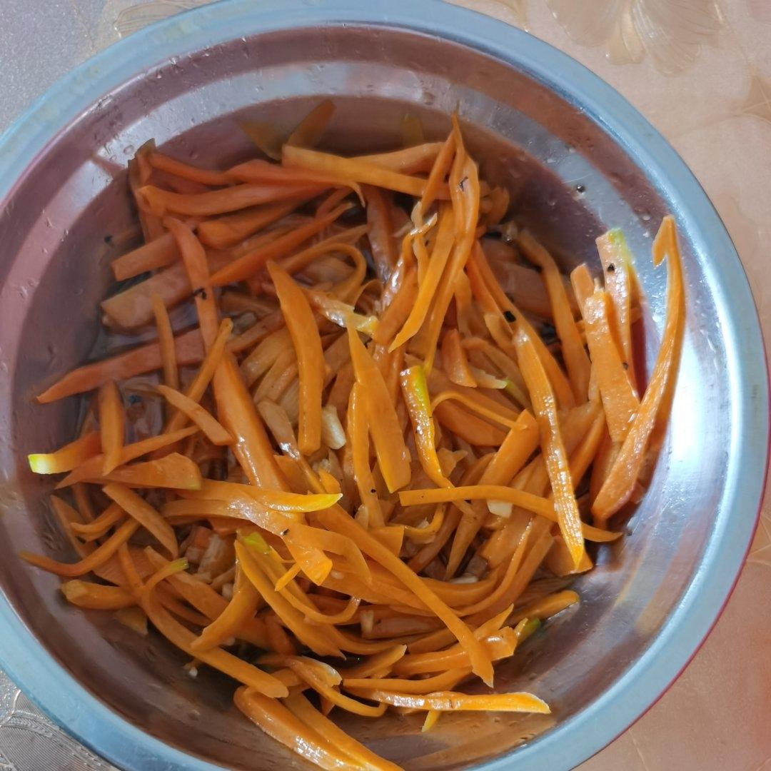 清炒胡萝卜丝。