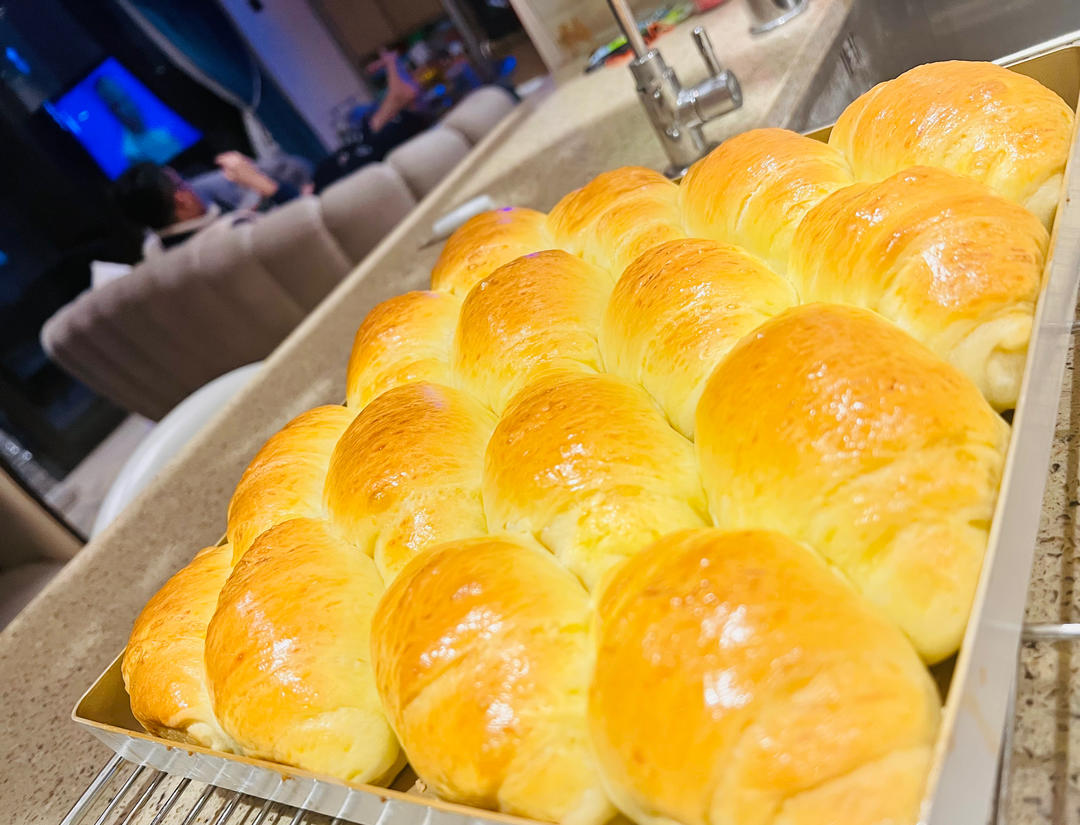 又香又软又拉丝，咬一口奶香十足！超治愈的淡奶油波兰种小餐包