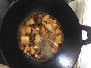 红烧土豆香菇的做法 步骤6