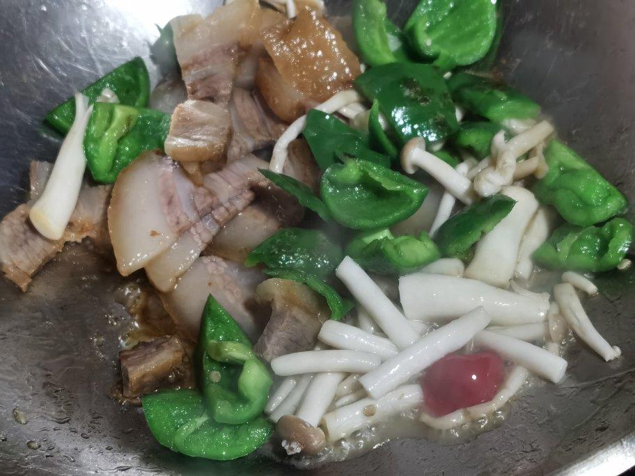 4个小彩椒和150克🐷肉片
