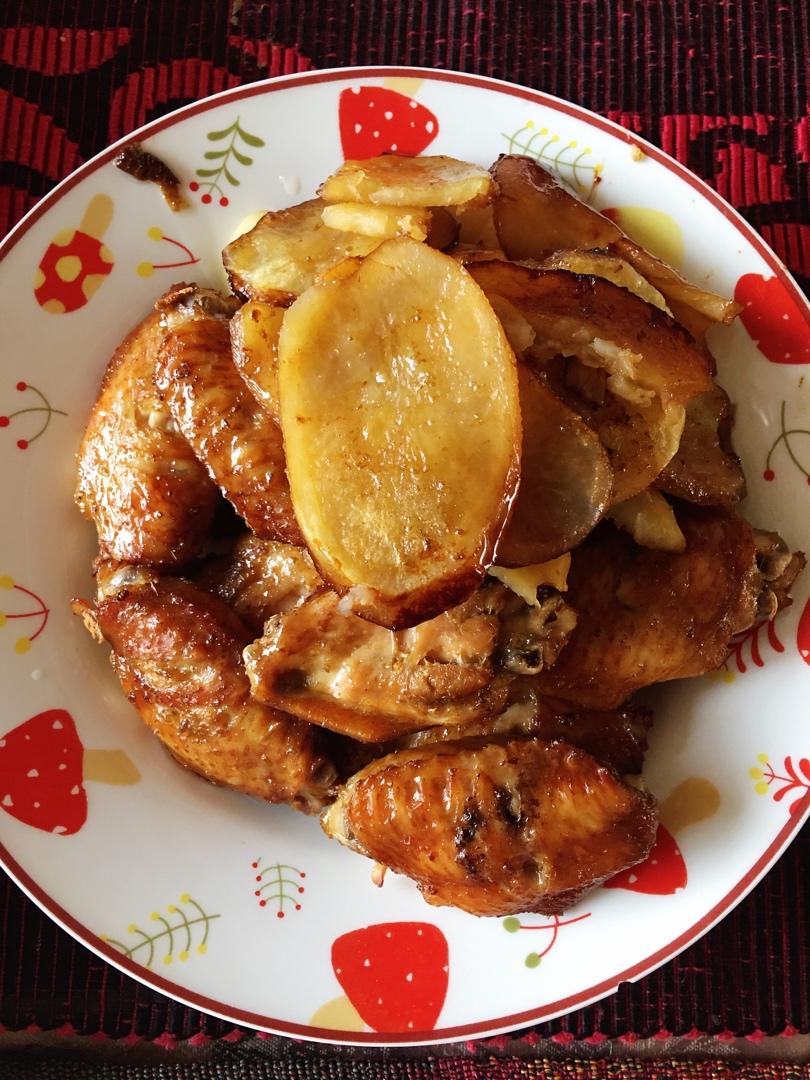 蜜汁蒜香孜然烤鸡翅+土豆片【烤箱版】好吃到舔手指！