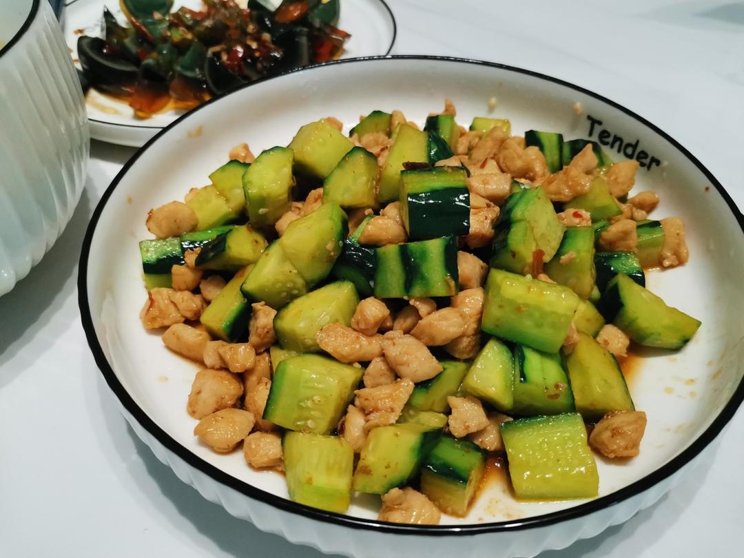 超级下饭的辣炒黄瓜鸡丁