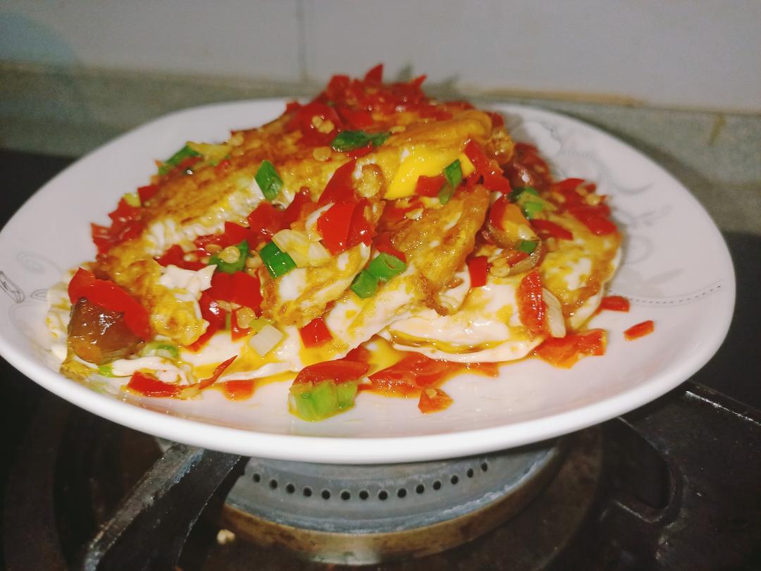 鸡蛋4个葱一根盐适量红泡椒六个泡椒荷包蛋的做法小贴士油烧热后