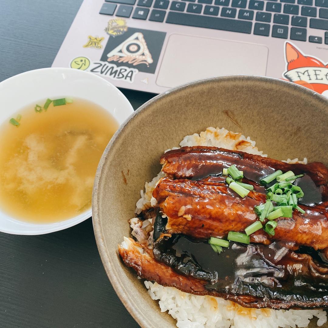 日式鳗鱼饭搭配味增汤