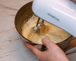 学好虎皮蛋糕卷‼️记住5秒消失法（小视频食谱）的做法 步骤4
