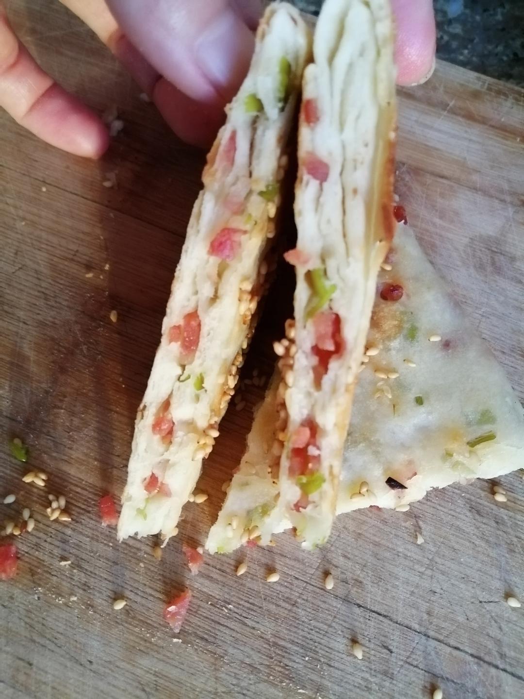 香葱腊肠芝麻发面饼😄外皮酥脆，内里层层煊软，好吃好做！不用揉面！