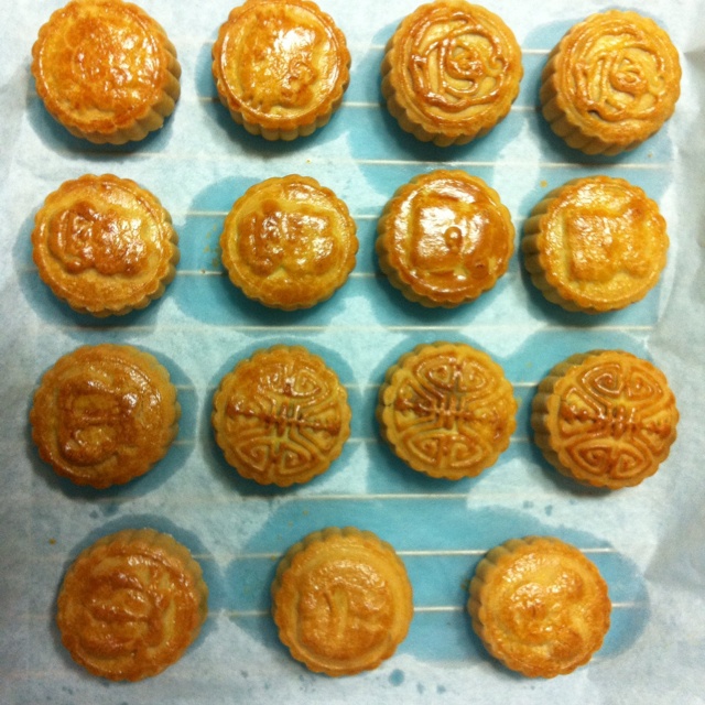 广式蛋黄莲蓉月饼