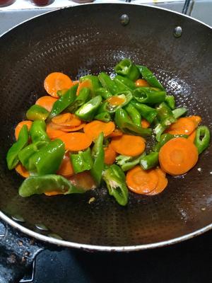 青椒胡萝卜炒肉的做法 步骤5