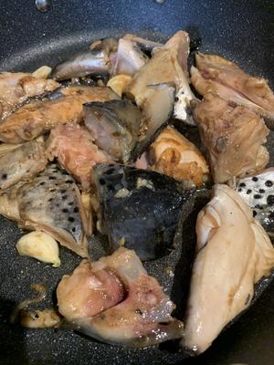 酱香三文鱼鱼头的做法 步骤4