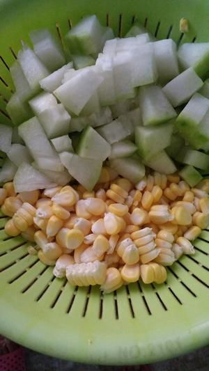 玉米冬瓜瘦肉鸡蛋紫菜汤的做法 步骤2