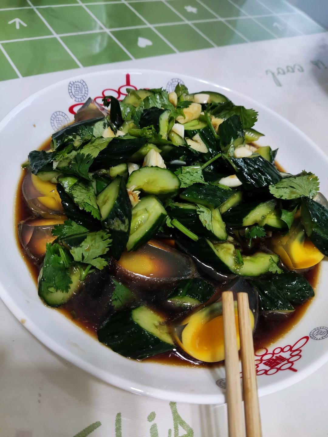 【凉拌黄瓜】这样做，比饭店好吃，调汁、细节处理是关键，如果没有饭店好吃，我带着黄瓜去你家给你做。