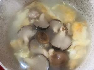鸡蛋平菇白菜汤的做法 步骤3