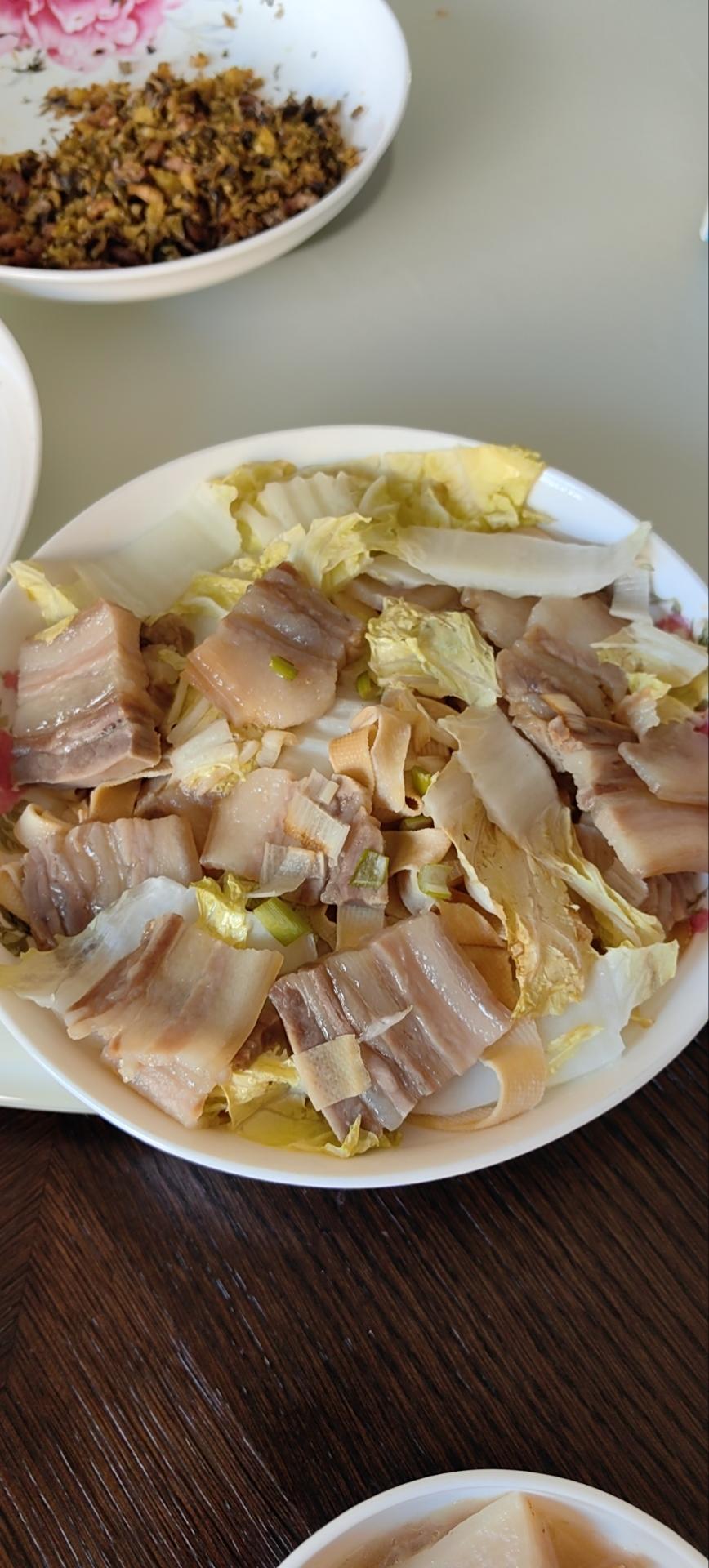 蒸出来的美味～快手家常菜～妈妈腌的咸肉蒸百叶，在加一点白菜，荤素搭配，营养又美味！