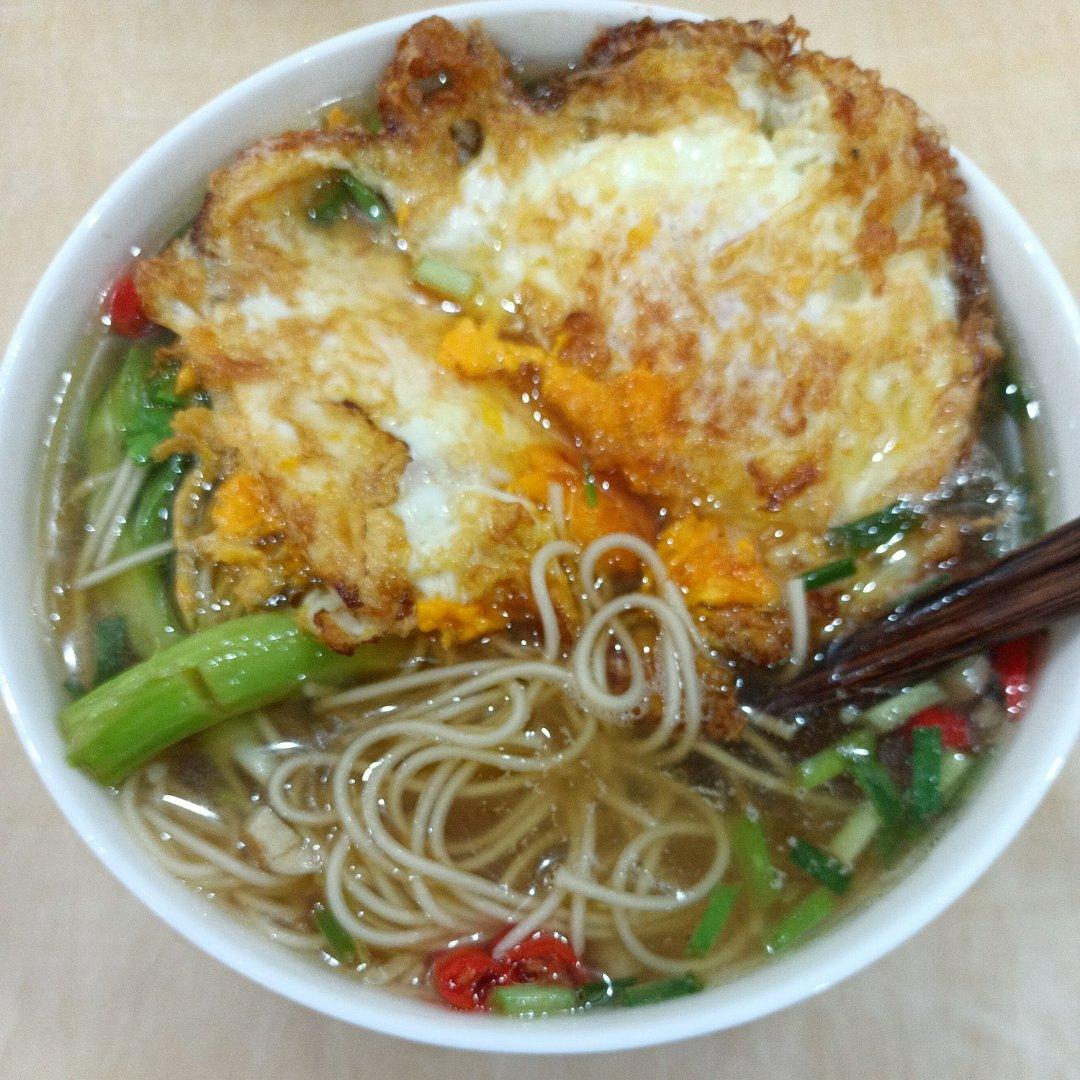 一碗清汤面 🍜 —— 秋日里的治愈系