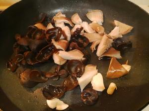 下饭的香菇木耳炒牛肉末的做法 步骤3