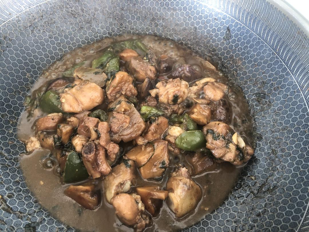 嘟嘟香菇鸡腿煲