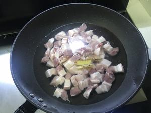 超简单的油豆腐红烧肉的做法 步骤1