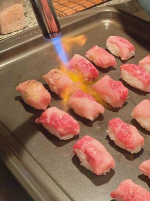 舌尖上融化的美味：海胆和牛寿司的做法 步骤1