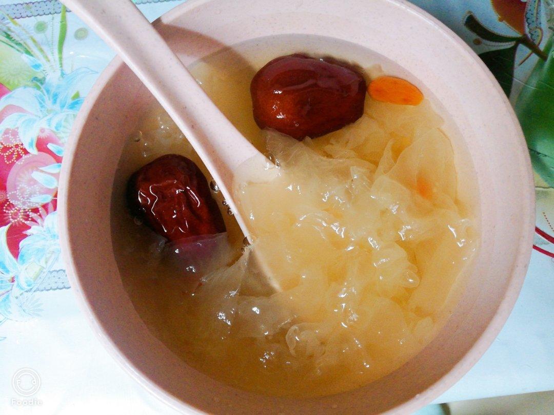 冰糖银耳红枣汤