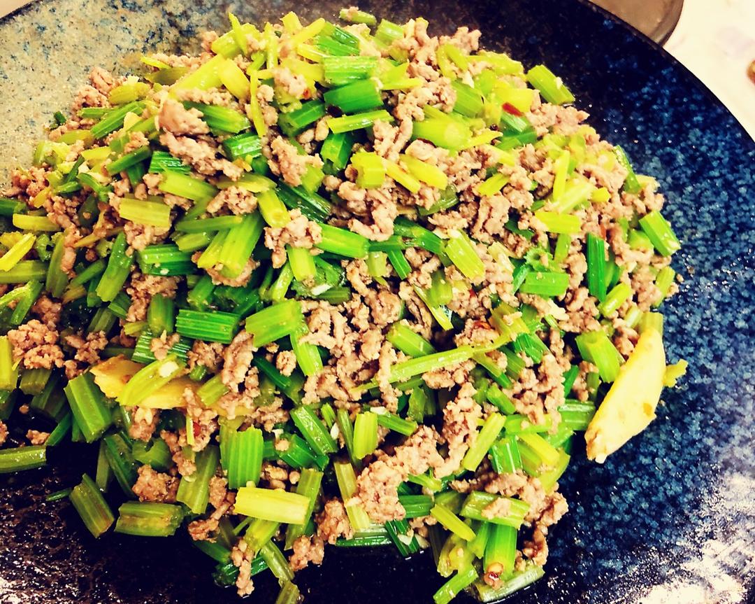 下饭神器芹菜牛肉末的做法