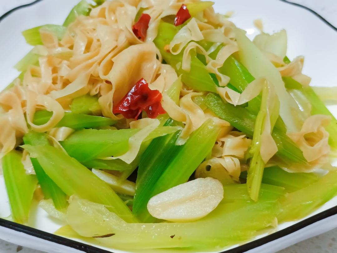 低脂家常菜芹菜炒人造肉的做法