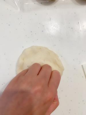 【无需手套膜.一次发酵】简单.快速.美味一体的软肥肥小面包（详细手揉教程）的做法 步骤7
