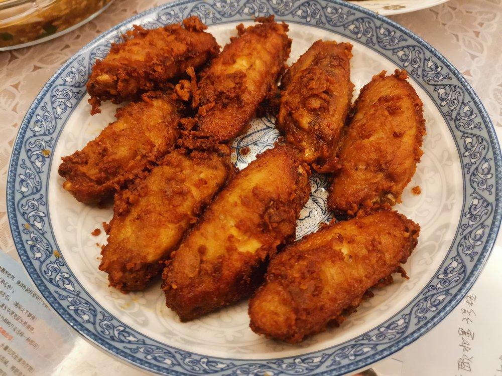 💥不油不腻的蒜香炸鸡翅❗巨好吃到舔手指，外酥里嫩到跺脚。