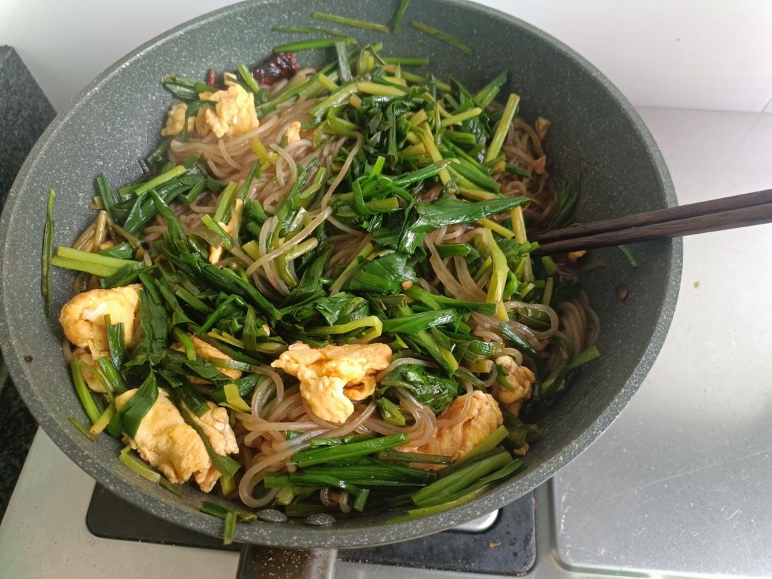 山药粉条鸡蛋炒韭菜   韭菜炒豆干  韭菜炒鸡蛋   豆芽芹菜炒香干