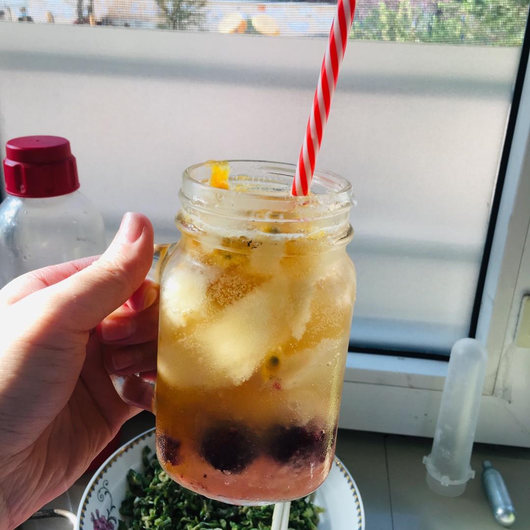 杨梅百香果桃子气泡水